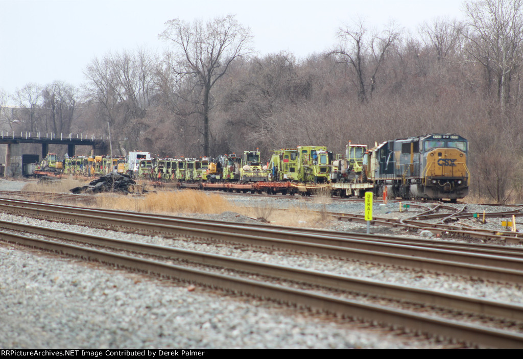 CSX 8723 Leading MOW